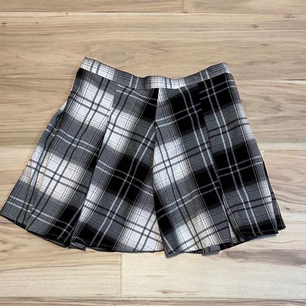Plaid Pleated Skirt Mini in Black and White Juniors Sz 5